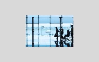 viaggiatori in aeroporto