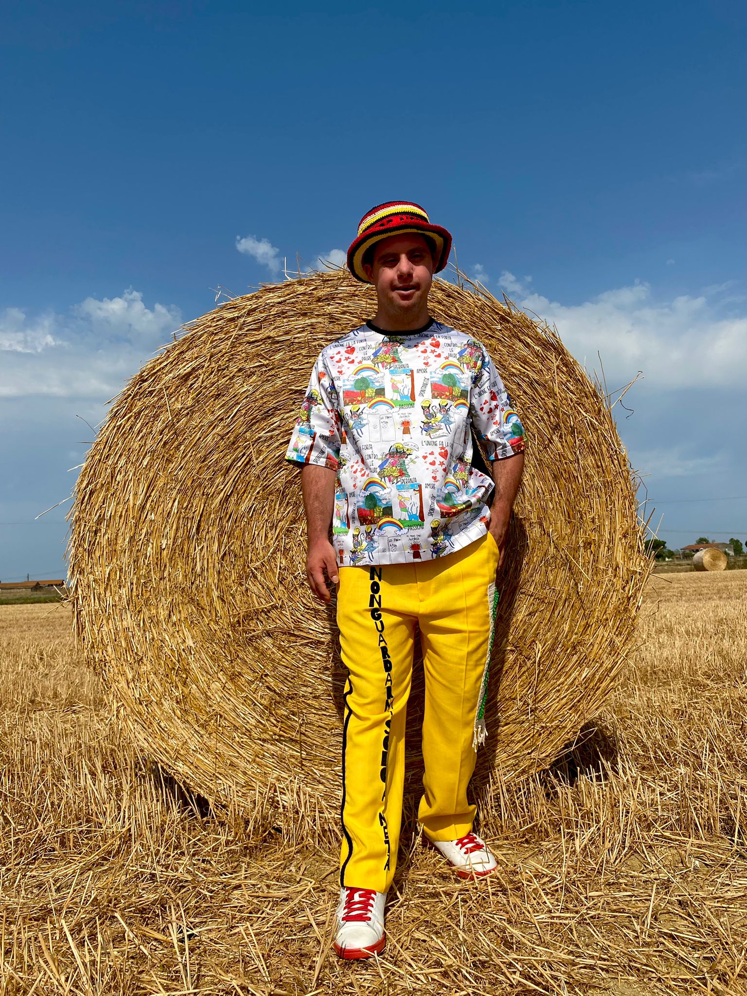 Lorenzo Viegi indossa un modello della collezione "An extra chromosome of love"