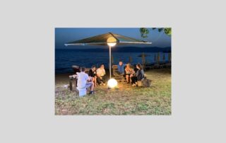 coppie di giovani con sindrome di Down a cena sulla spiaggia