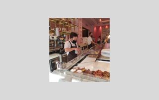 Roberto. giovane con sindrome di Down, al lavoro