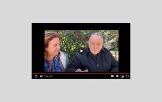 Andrea Canevaro con Anna Contardi nel video di consegna del "nodo", consegnato in occasione dei 40 anni di AIPD