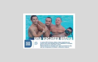 4 giovani con sindrome di Down in piscina nella locandina delle Sezioni AIPD della Sardegna per le vacanze estive 2022