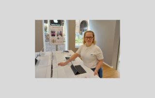 Giada gennaro, giovane con sindrome di Down di AIPD Marca Trevigiana il suo primo giorno di lavoro presso C&C Consulting di Treviso