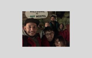 I giovani di AIPD Pisa e AIPD Trentino appena arrivati all'INOUT Hotel di Barcellona per iniziare lo stage del progetto "Lavorando per lavorare"