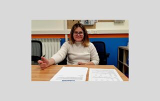 Silvia Duranti, giovane con sindrome di Down di AIPD Pisa, firma il suo contratto di lavoro a tempo indeterminato presso Decathlon