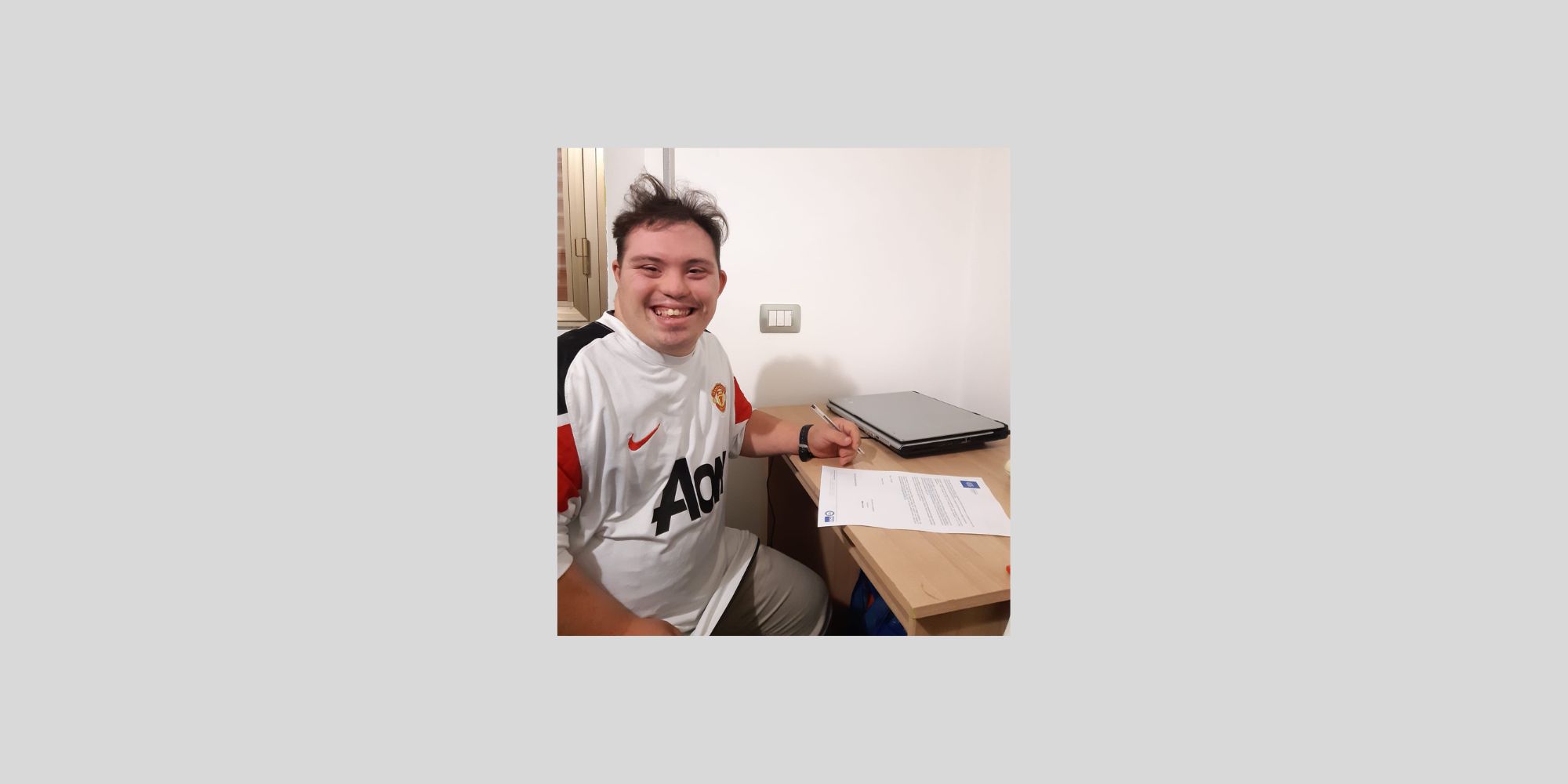 Matteo Girotta, giovane con sindrome di Down di AIPD Roma, firma il contratto di lavoro di apprendistato presso l'azienda GIS