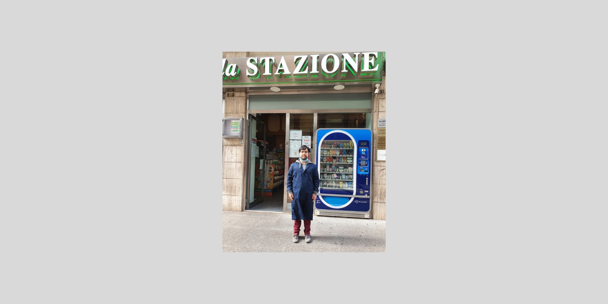 Davide Sasanelli, giovane con sindrome di down di AIPD Bari, di fronte l'ingresso della farmacia della Stazione, il suo primo giorno di tirocinio