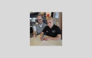 Giovanni Fusco, giovane con sindrome di Down di AIPD Frosinone, firma il contratto di lavoro a tempo indeterminato al McDonald's di Sora