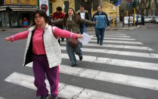 Ragazzi con la sindrome di Down attraversano la strada sulle strisce pedonali