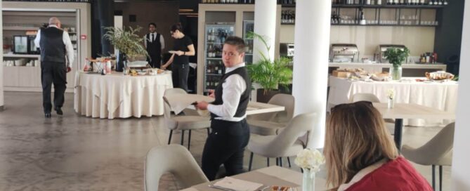 Carmen Locorotondo, giovane con sindrome di Down di AIPD Bari sul posto di lavoro