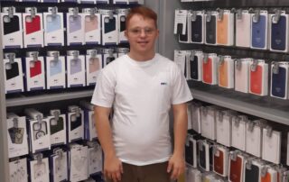 Tommaso Tirone Chiaramonte, giovane con sindrome di Down di AIPD Roma, al lavoro nel negozio C&C