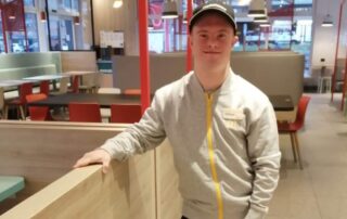 Stefano De Giorgis, socio di AIPD Teramo, al lavoro da McDonald's