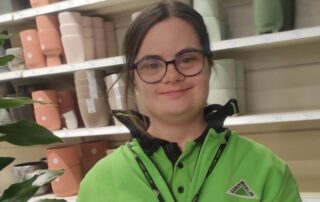 Alessia Pallotta, giovane con sindrome di Down di AIPD Bari, mentre svolge il tirocinio nello store Leroy Merlin