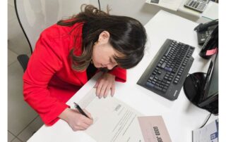 Claudia Micillo, donna con sindrome di Down di AIPD Caserta, mentre firma il suo contratto di lavoro a tempo indeterminato