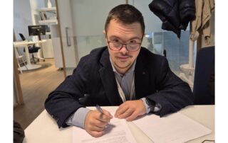 Francesco Sisti firma il contratto di lavoro